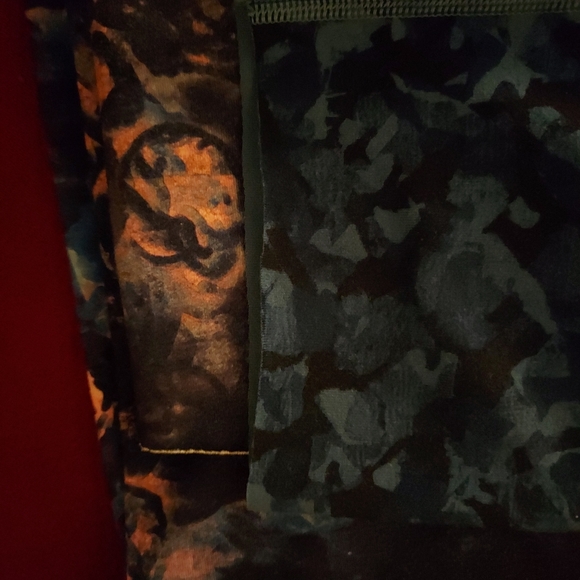 Lululemon Bundle! 2crop leggings sz8, 1reversible NWT Purple Uplifting Scrunchie - Picture 8 of 11